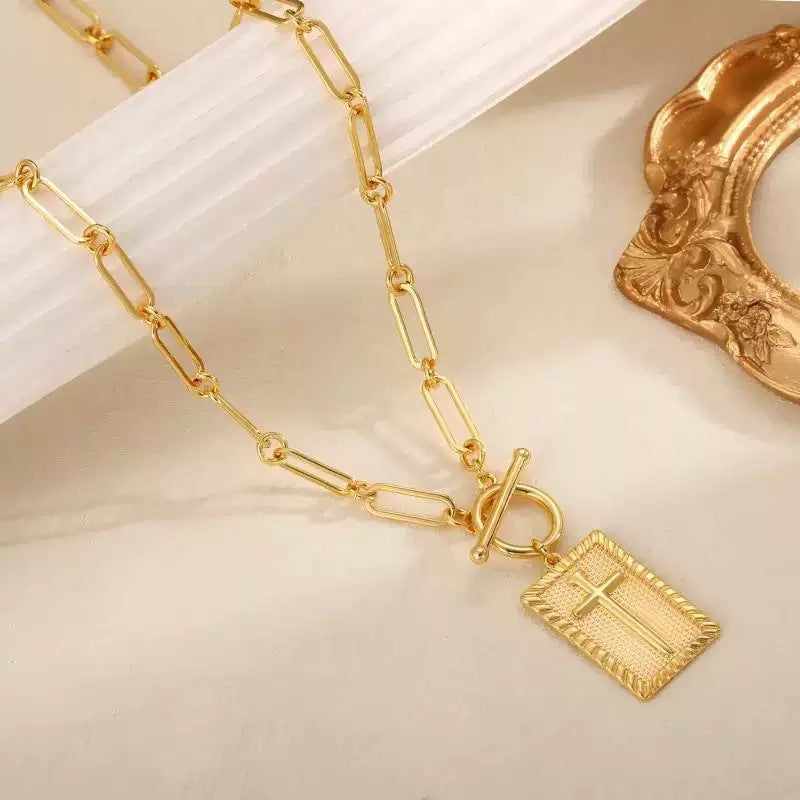 Vintage Gold Cross Pendant Necklace with O Ring Clasp and Paperclip Chain Elegant Retro Statement Collarbone Necklace for Women Men Unisex Jewelry