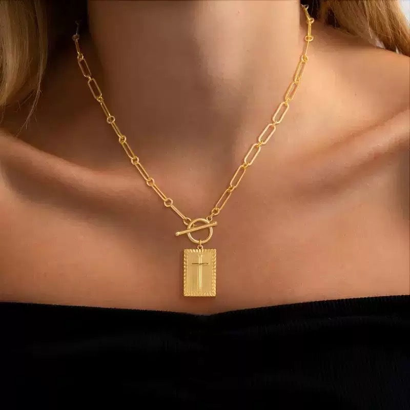 Vintage Gold Cross Pendant Necklace with O Ring Clasp and Paperclip Chain Elegant Retro Statement Collarbone Necklace for Women Men Unisex Jewelry